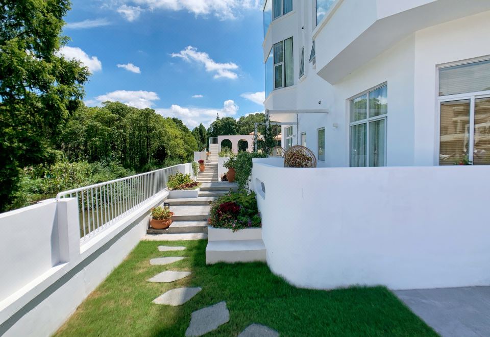 Shanghai Senbo Garden Resort Hotel (International Tourism Resort Area)Hotel Overview