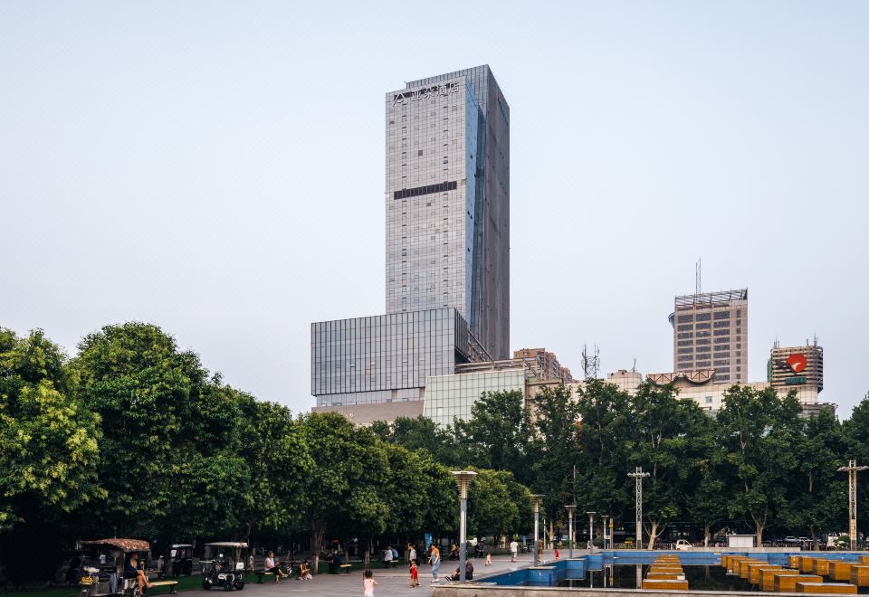 邯郸新世纪亚朵酒店外景图