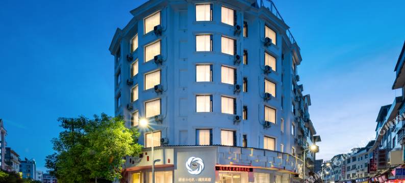 晴天Sunny Day设计师艺术空间民宿(荔波美食街店)图片