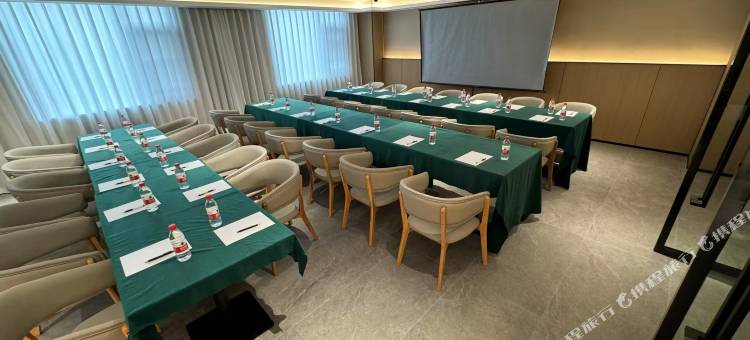 亚际酒店(武汉藏龙岛铁路职业技术学院店)图片