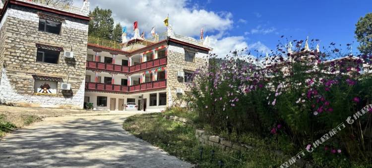 甲居镇卓金林院图片