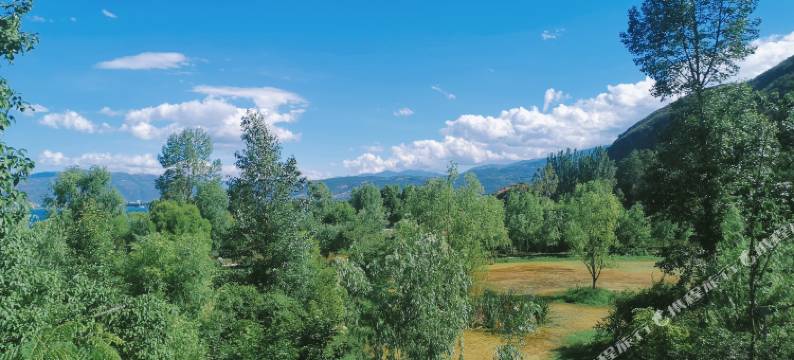 洱源世外梨园早安日月居湖景客栈图片