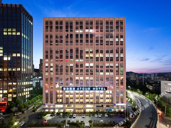 大连高新万达广场海事大学亚朵酒店