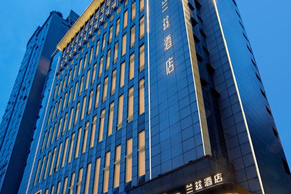 选择房间装修:2021重庆万州兰兹酒店位于重庆万州市中心双白路,毗邻新