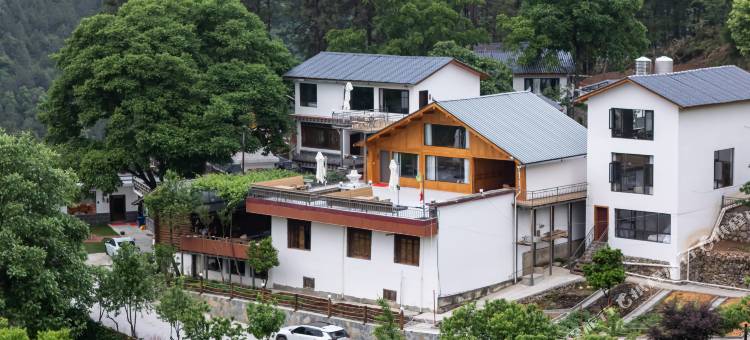德钦寂林山居图片