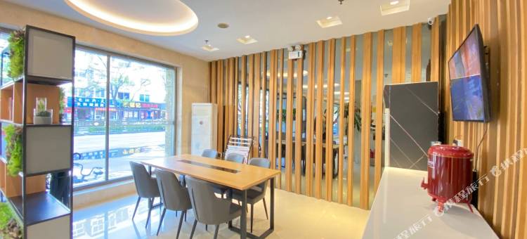 睿柏·云酒店(辽阳火车站店)图片