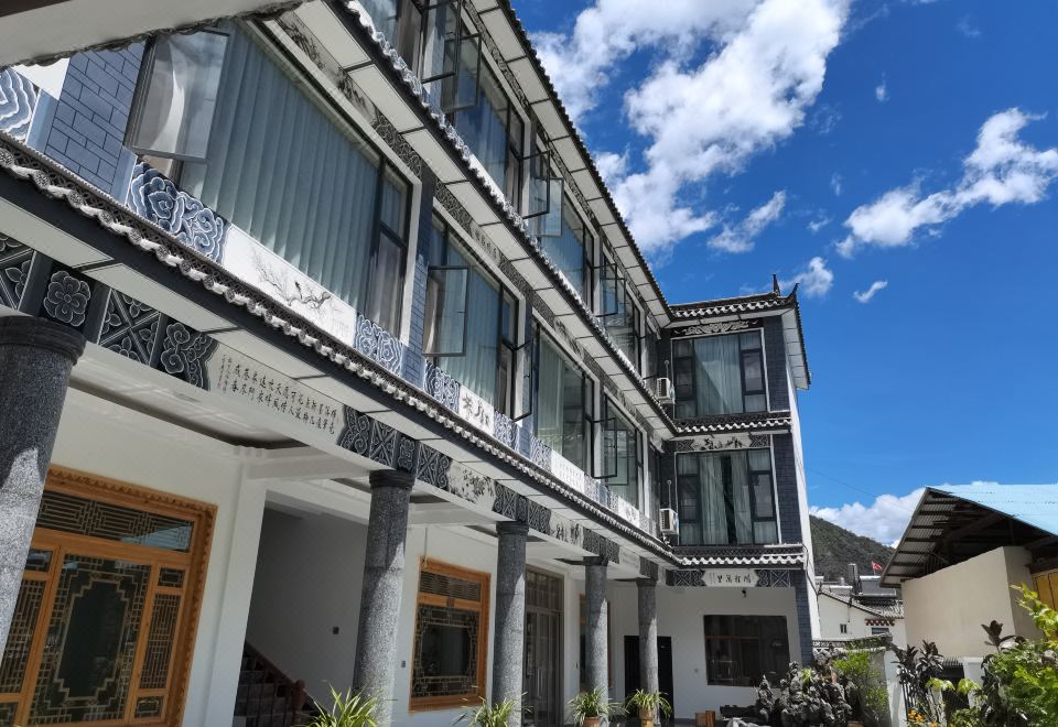 松赞精品系列酒店之松赞茨中酒店外景图