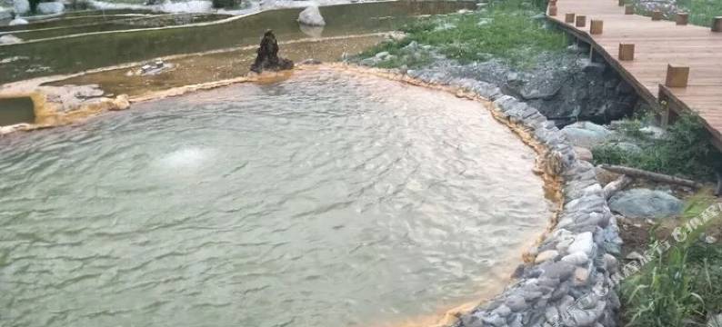 康定勒马听枫温泉驿站图片