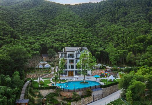 Anji Yunshang Grassland Yuzhu Xiaozhu Hot Spring Homestay Hotel Overview