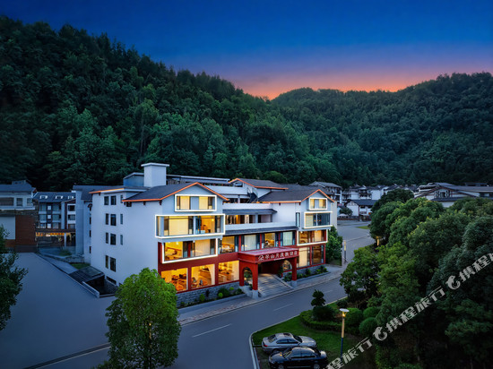 张家界芊山月度假酒店(国家森林公园武陵源标志门店)