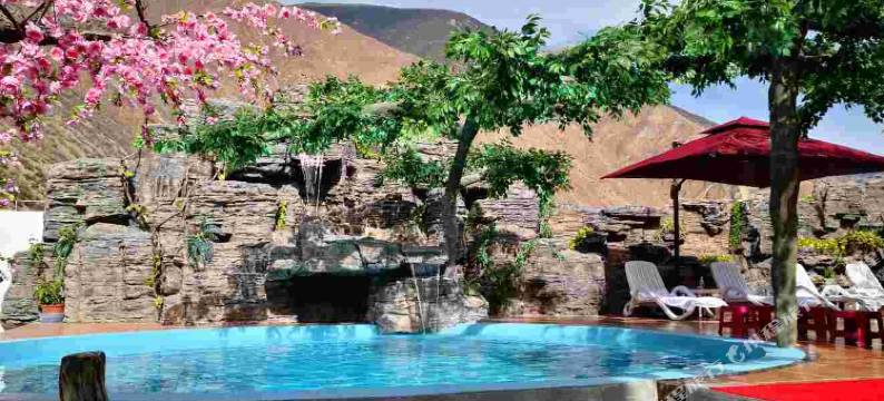 芒康云上小湾五号温泉酒店图片