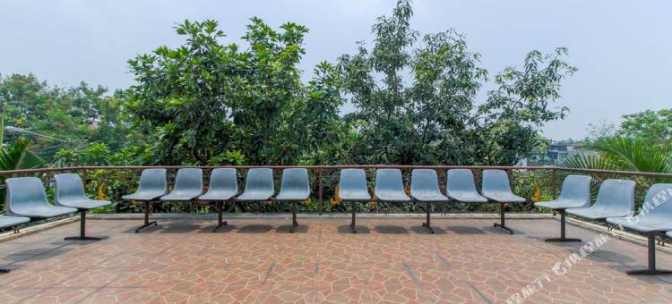 瑞德多兹普拉斯酒店 @ 佩玛纱丽卡拉瓦茨(RedDoorz @ Permata Sari Karawaci)图片