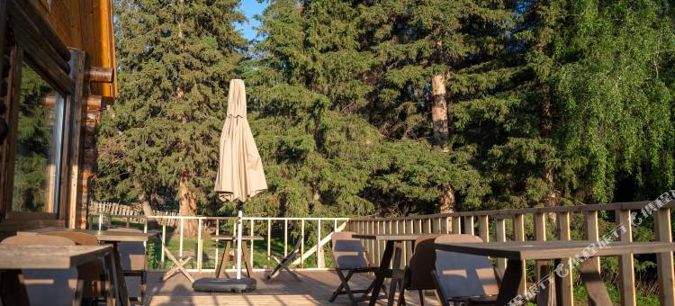 白哈巴踏雪松涧民宿图片