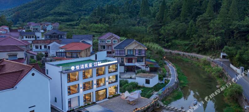 安吉怡洁亲子溯溪度假美宿(安吉云上草原熊猫探险部落乐园店)图片