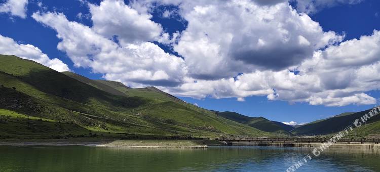 稻城豪亚酒店图片