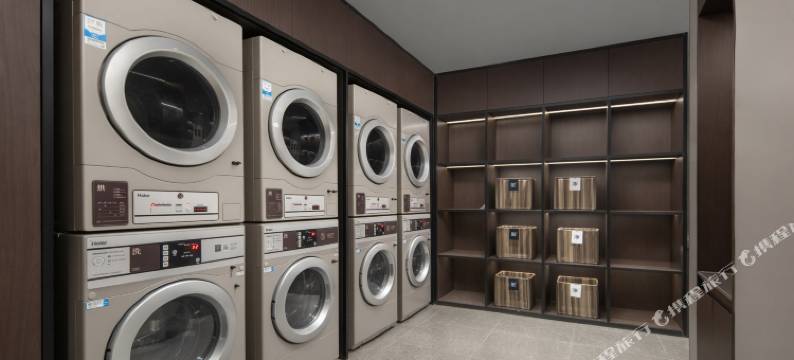 重庆解放碑临江门地铁站亚朵酒店图片