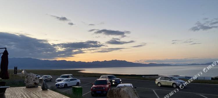 赛里木湖中亚花海露营地图片