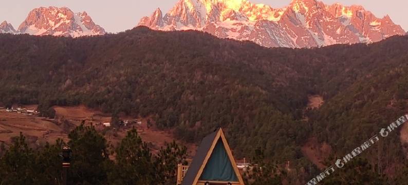 丽江玉龙雪山缦云里日照金山观景民宿图片