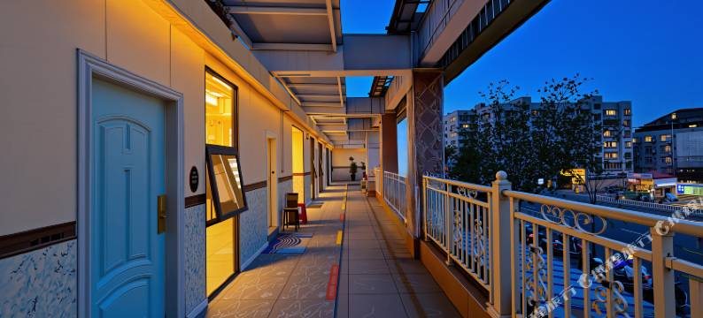 维尔纳主题酒店(柳州高铁站店)图片