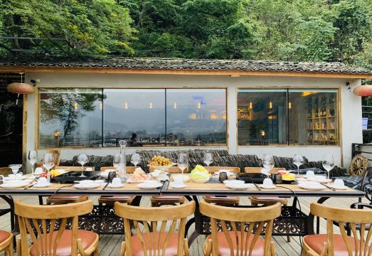 Long lnn Hotel Overview