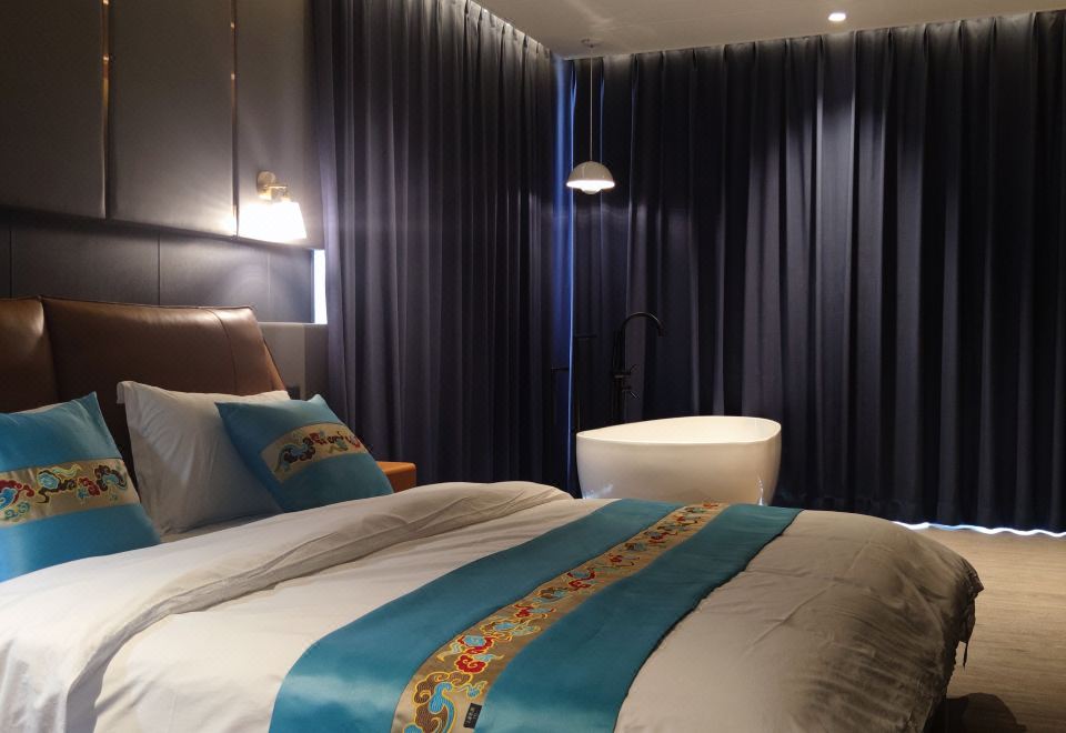 Fangwai Qingshe Liye Shemei Su (Longtan Lake) Hotel Overview