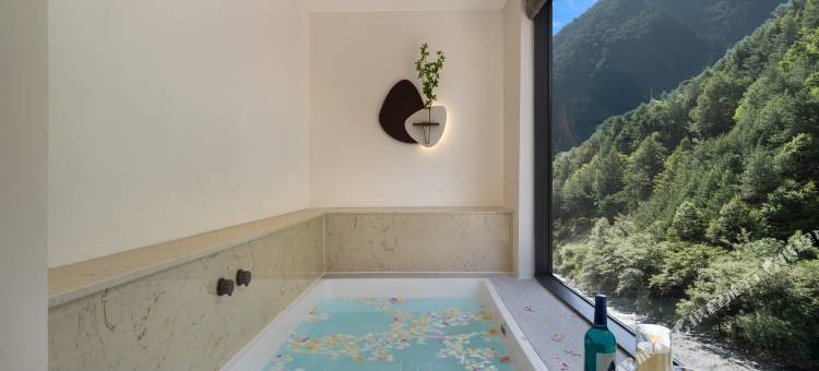 毕棚•四季山水温泉酒店(毕棚沟景区店)图片