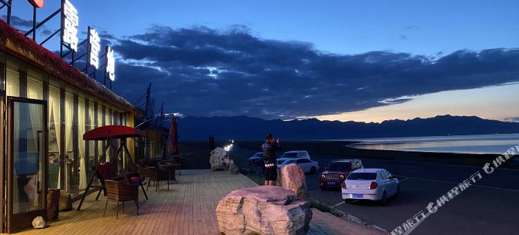 赛里木湖中亚花海露营地图片