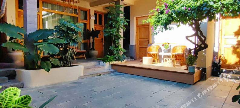 大理古城柿子树小院图片