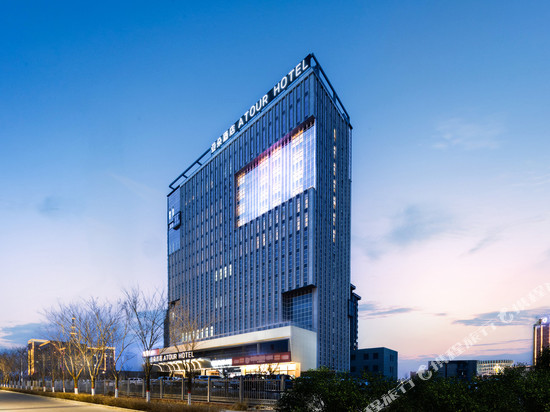 哈密伊州区七一夜市亚朵酒店