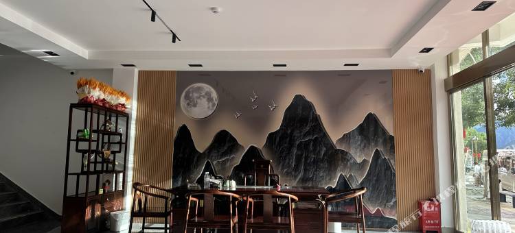 察隅江岸楼酒店图片