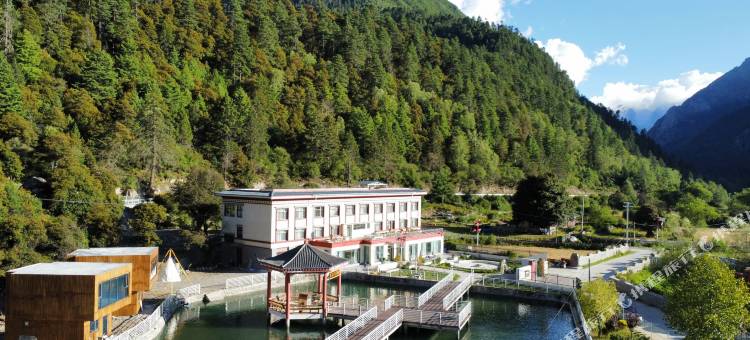 朗秋泊岸山居图片