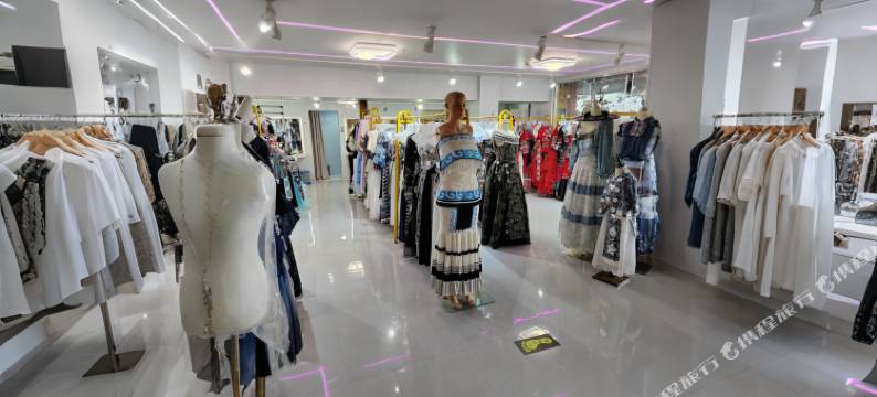 抱月楼·C位景观度假美宿(西江千户苗寨观景台店)图片