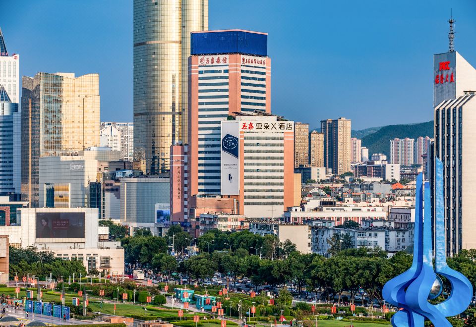 济南泉城广场亚朵X酒店外景图