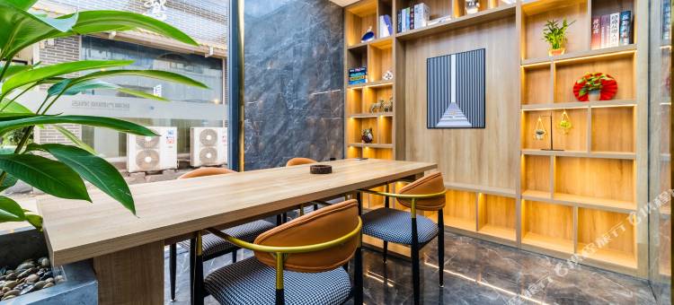 居魔方智能酒店(中华北大街柏林庄地铁站店)图片