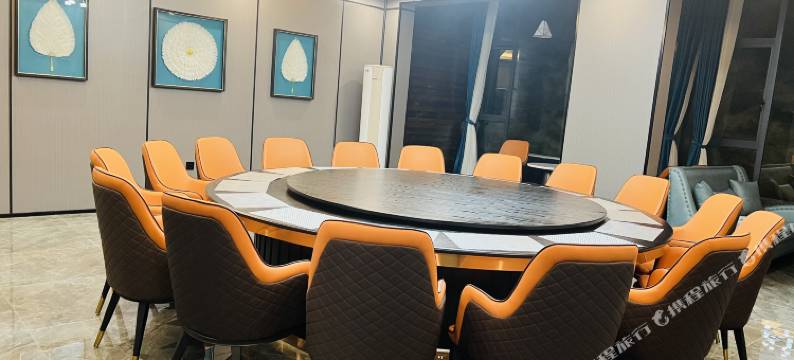 雷波马湖假日酒店图片