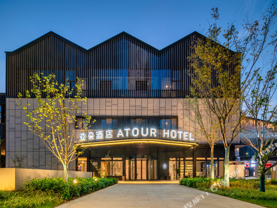 江阴忠义街八佰伴亚朵酒店