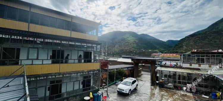 洛克之路藏寨山居民宿图片