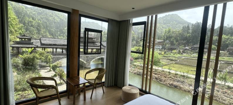 小丹江苗寨江畔全景民宿图片