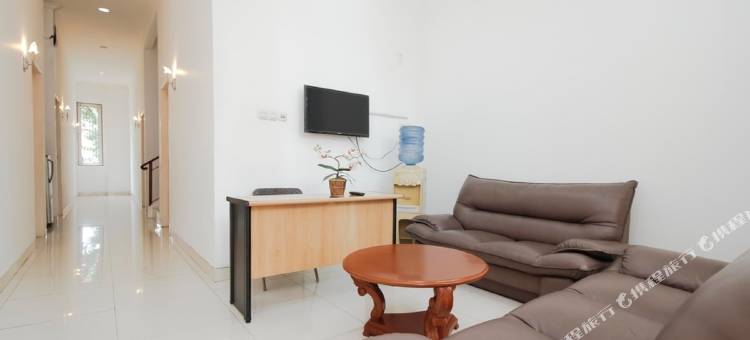 瑞德多兹普拉斯酒店 @ 佩玛纱丽卡拉瓦茨(RedDoorz @ Permata Sari Karawaci)图片