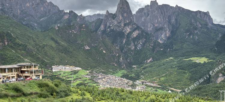 扎尕那云岸山居·全画幅观景美宿(达日观景台店)图片