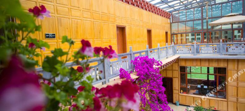 马店·藏式艺术美景度假美宿(香格里拉松赞林寺店)图片