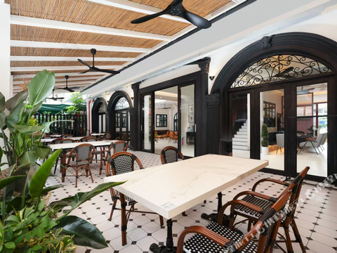 白房子酒店(桃花湾广场跨海大桥店)