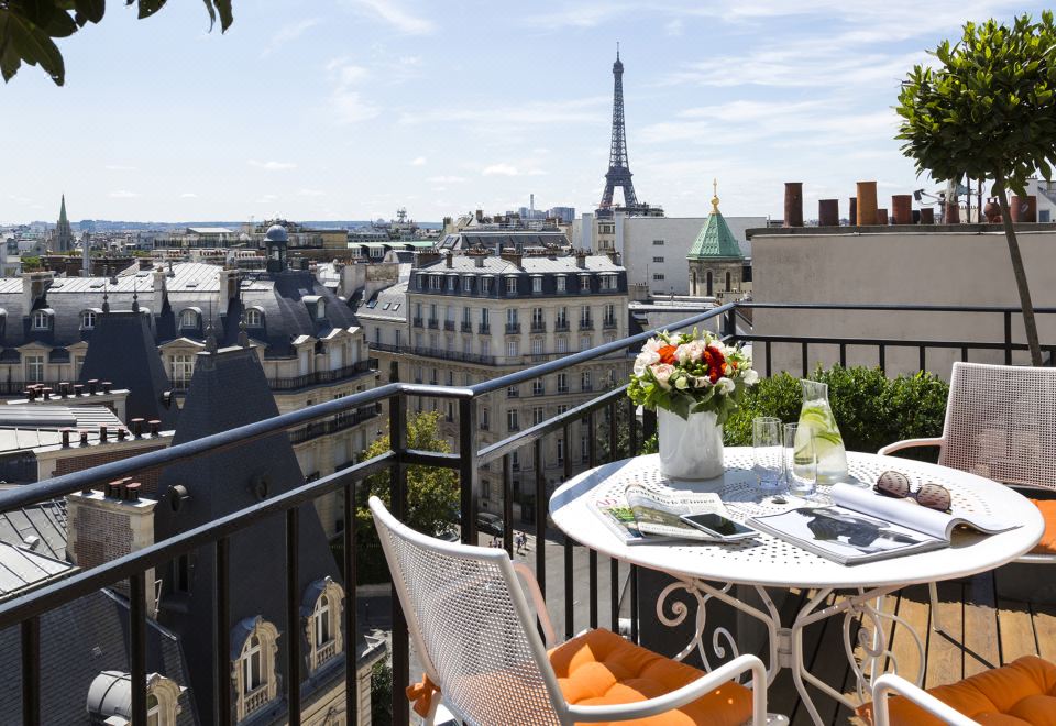 Hôtel San Régis Over view