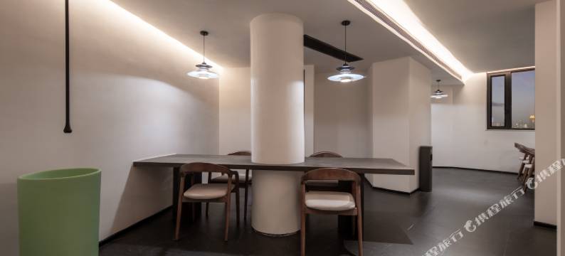 慢里酒店MOMENTUM(武汉江滩江汉路步行街店)图片