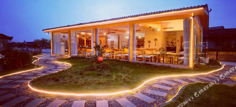 风隐天骄酒店(都江堰景区南桥店)图片