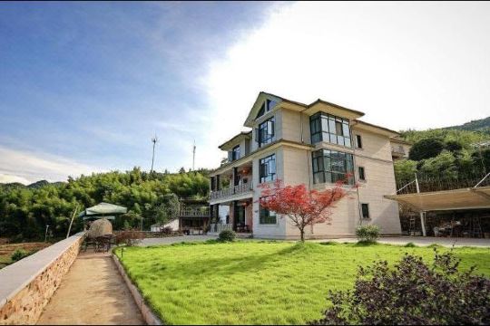 4公里之处是琴溪香谷景区,瑶琳仙境和垂云通天河亦在不远处,自驾方便.