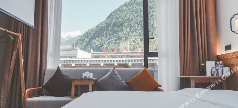 禾绒道连锁民宿(四姑娘山风情街店)图片