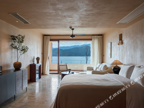 泸沽湖秋山酒店