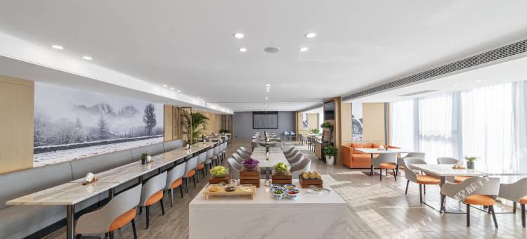 雅安高铁站时代天街亚朵酒店图片