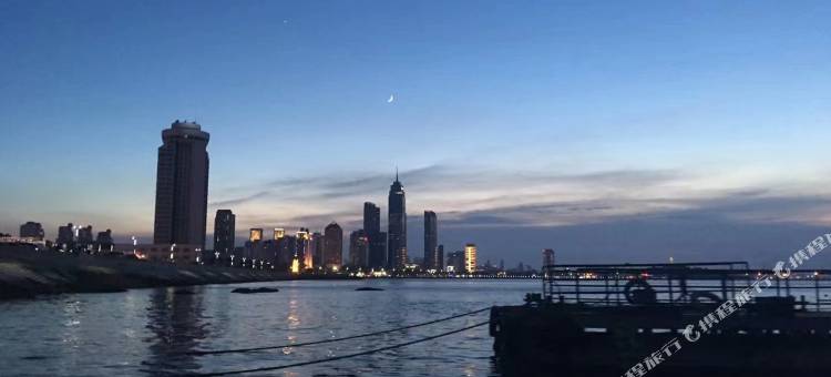 力曼解百纳酒店(烟台山景区火车站店)图片